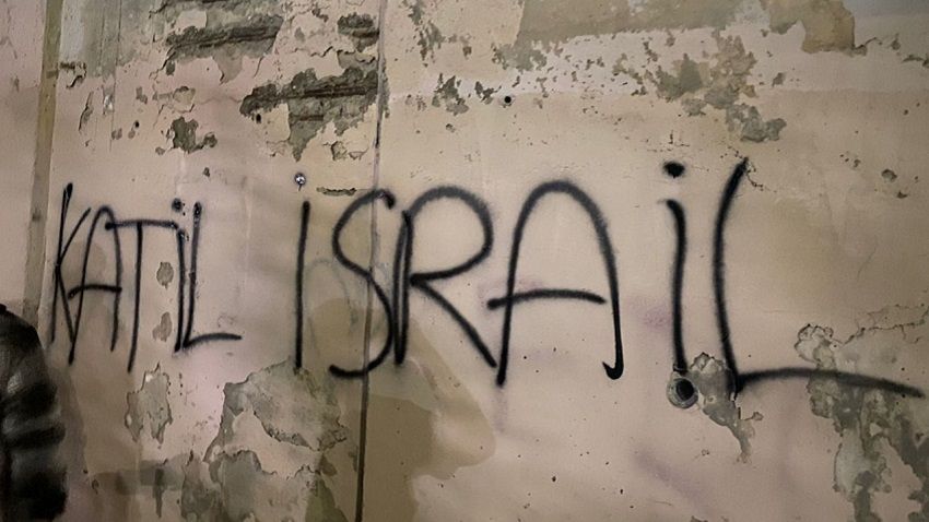 Polisten, Duvara “Katil İsrail” Yazan AGD’li Gençlere Terörist Muamelesi